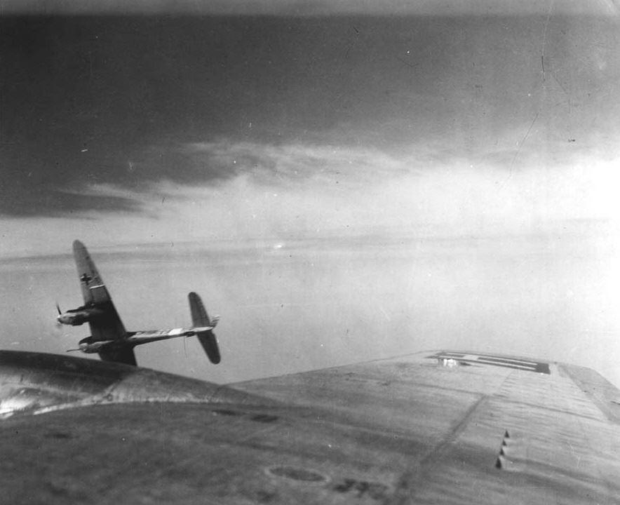 Angriff einer Me 410 Hornisse (Zerstörer)
