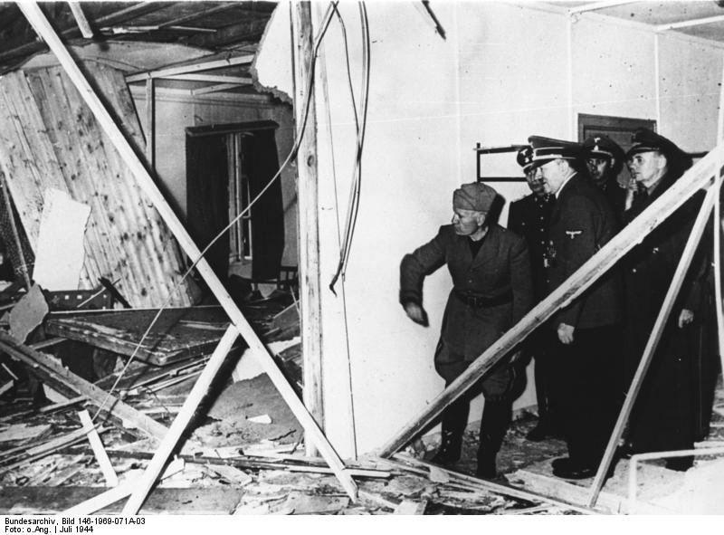 Hitler und Mussolini besichtigen die Zerstörungen