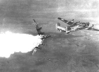 Durch Flak herausgeschossene B-24 Liberator