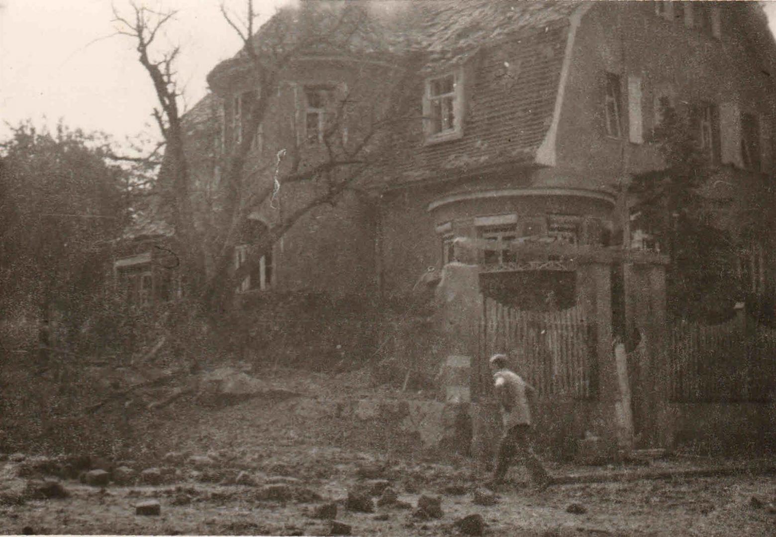 Bombentreffer Ecke - Rudolf Breitscheid Str./ Untere Freyburger Str. - Mücheln